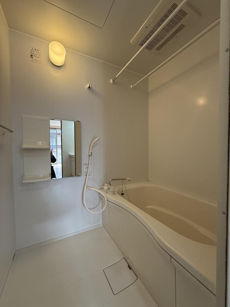 バス・シャワールーム　追焚給湯・浴室乾燥完備の浴室！！