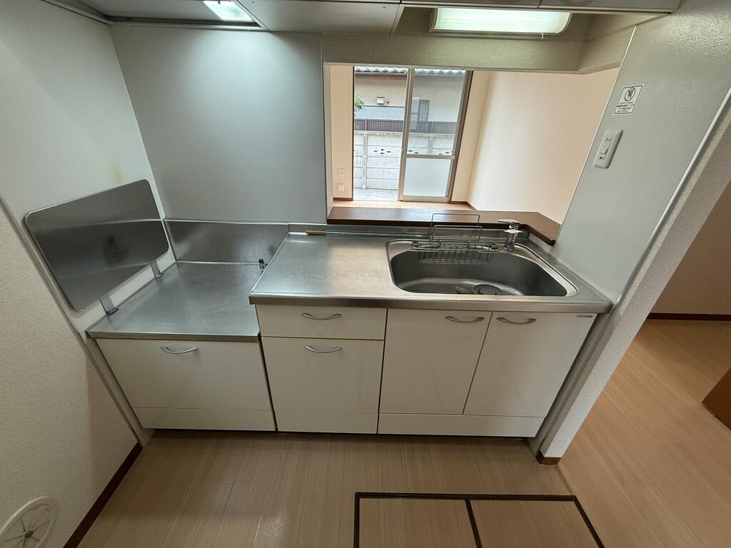 キッチン　対面式キッチンで1Fの特典、床下収納庫もあります！！