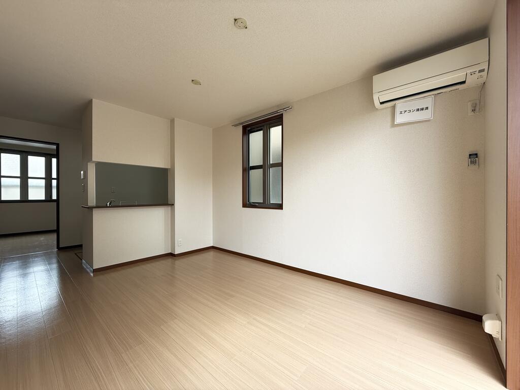 居室・リビング　2面採光のLDKにはエアコン完備！！