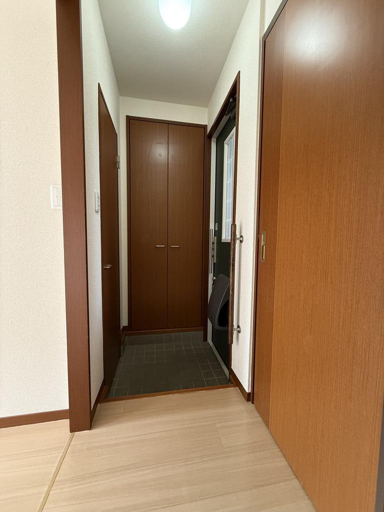 玄関　玄関ホールの正面は土間収納があります！！