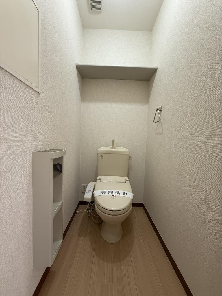 トイレ　シャワートイレ完備で便利な棚も上部にあります！！
