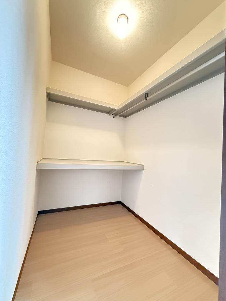 収納　北側洋室の収納は奥行きのあるウォークインクローゼット！！