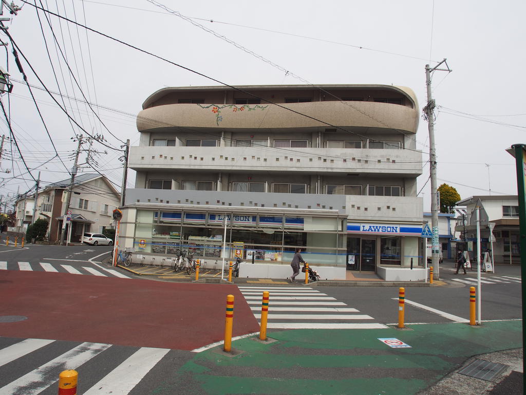コンビニ　ローソン本鵠沼駅前店（コンビニ）まで210m
