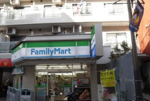 コンビニ　ファミリーマート不動前店（コンビニ）まで184m