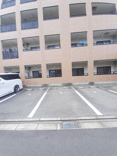 【和歌山市紀三井寺のマンションの駐車場】