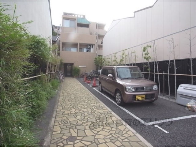 【京都市下京区坊門町のマンションの駐車場】