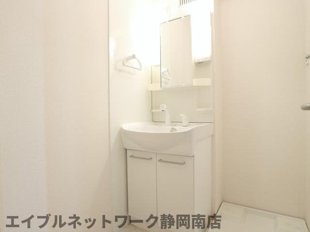 洗面設備　ゆったりとスペースのある洗面所