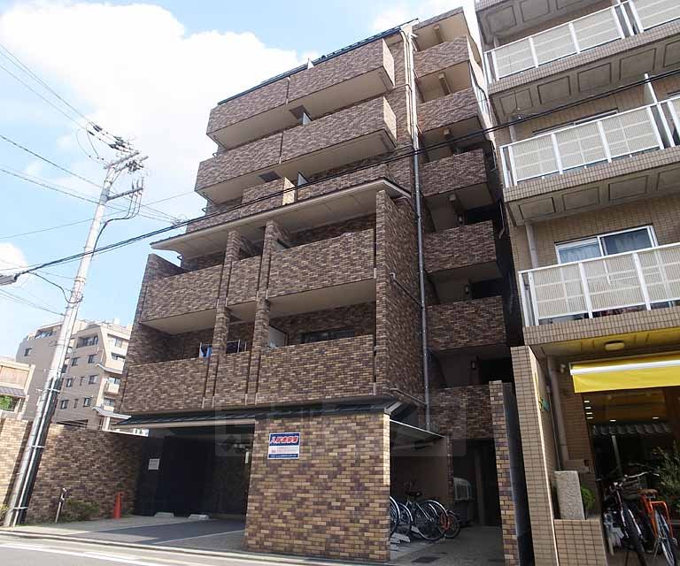 京都市中京区百足屋町のマンションの建物外観