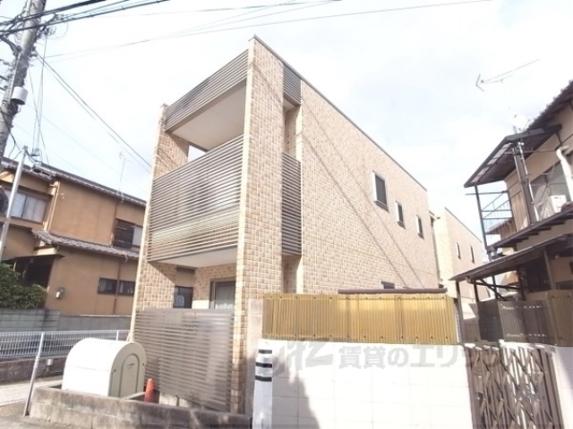 京都市西京区山田平尾町のアパートの建物外観