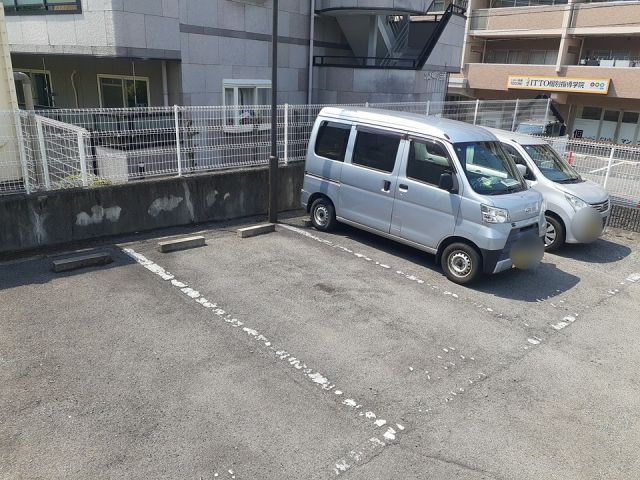 【河内長野市中片添町のアパートの駐車場】