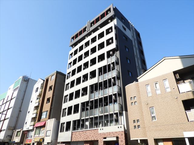 【北九州市小倉北区馬借のマンションの建物外観】