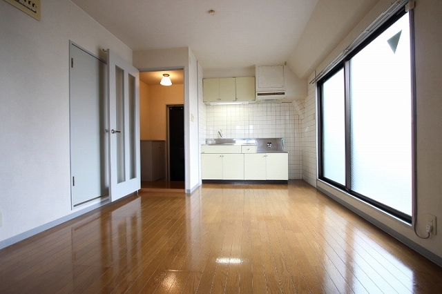 居室・リビング　同物件別号室