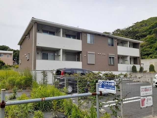 横須賀市佐島のアパートの建物外観