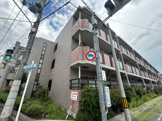 【尼崎市東七松町のマンションの建物外観】