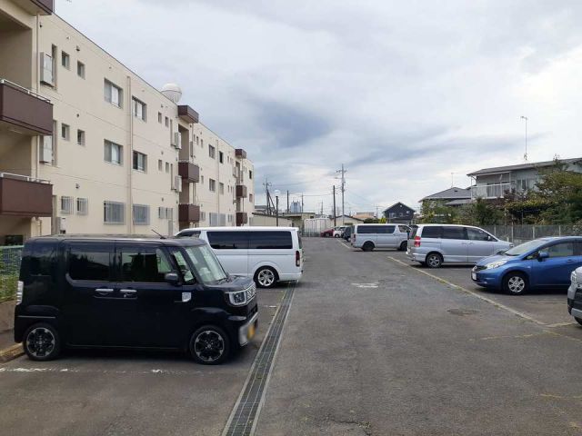 【水戸市吉沢町のマンションの駐車場】