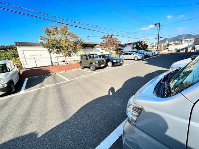 【北九州市八幡西区里中のマンションの駐車場】