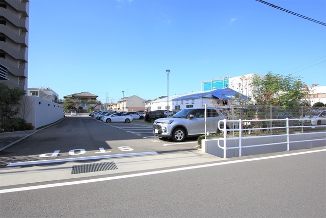 【松山市土居田町のマンションの駐車場】