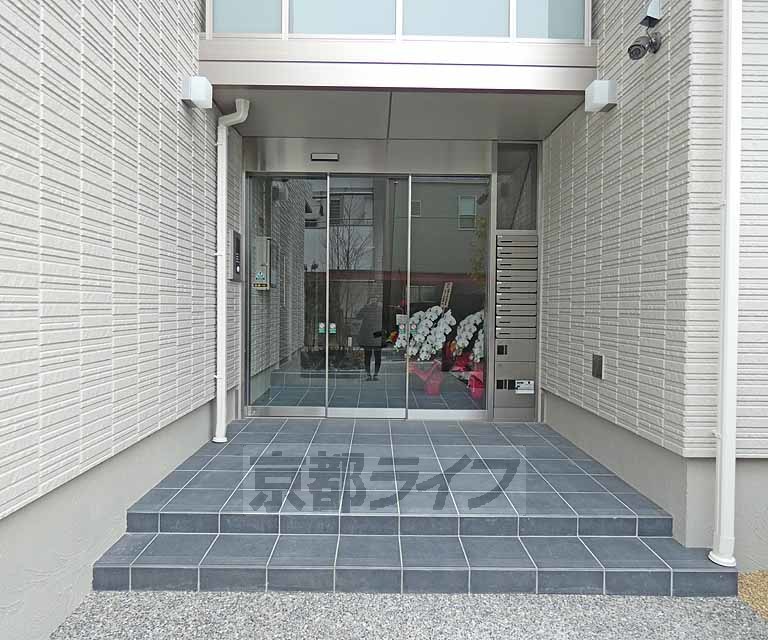 【京都市伏見区深草相深町のマンションのエントランス】