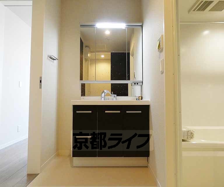 【京都市伏見区深草相深町のマンションの洗面設備】