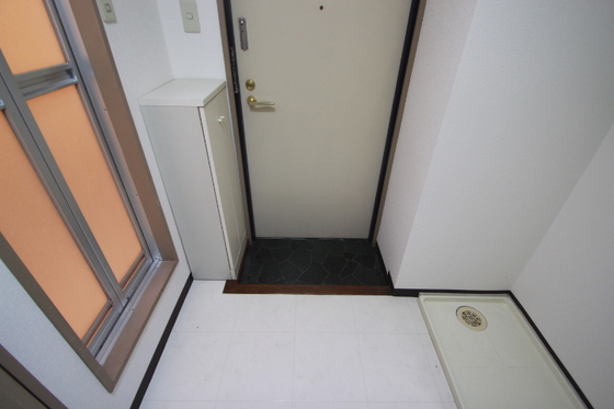 玄関　※別号室の写真となります。