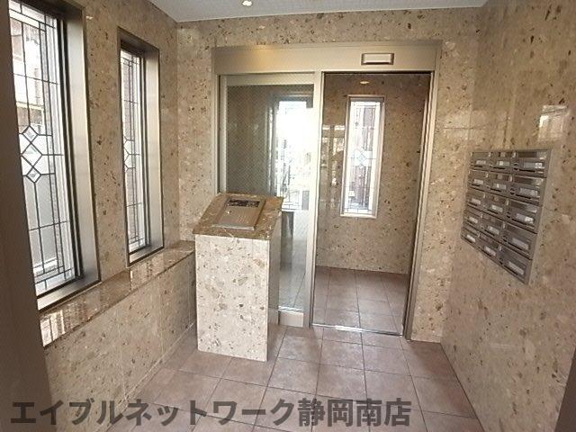 【静岡市駿河区さつき町のマンションのエントランス】