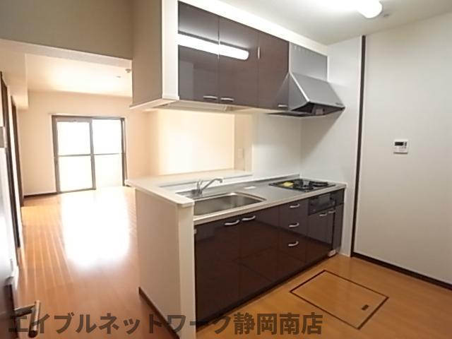 【静岡市駿河区さつき町のマンションのキッチン】