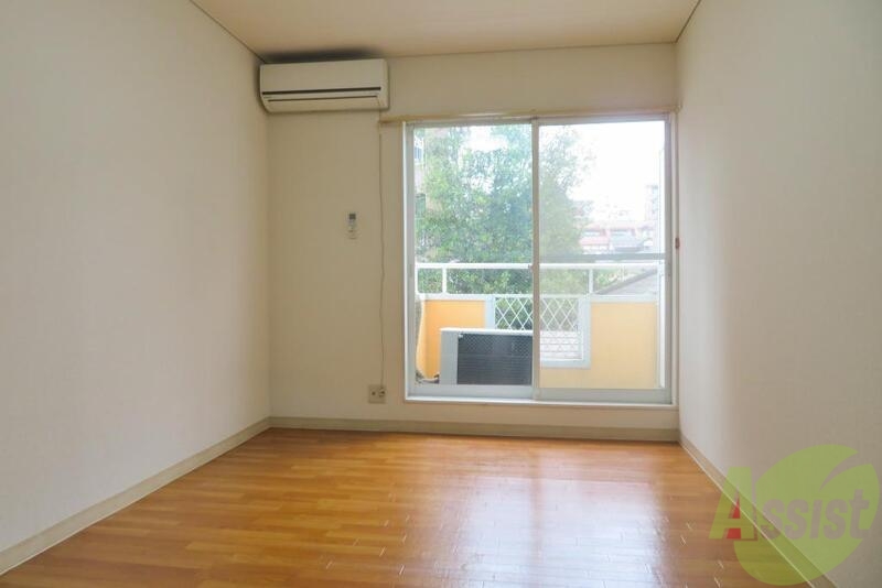 居室・リビング　南向きの物件なので光がイイ感じに入ってきてますね。