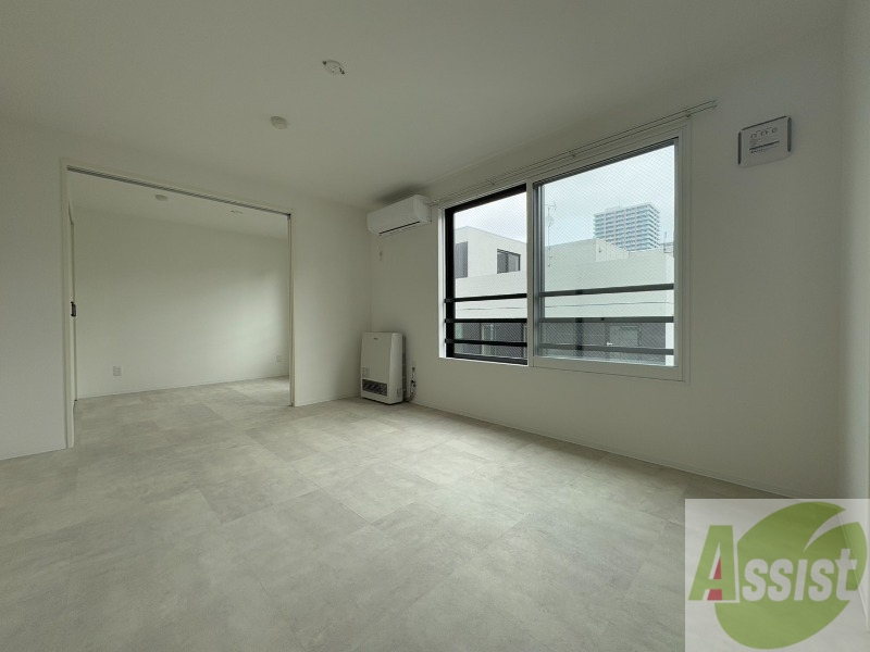 居室・リビング　リビングです。窓が大きくて明るいですね！