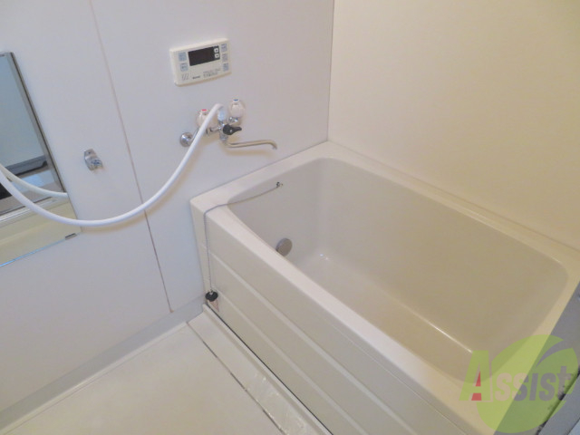 バス・シャワールーム　バスルームは狭すぎず、シャワーも浴びやすそうです。