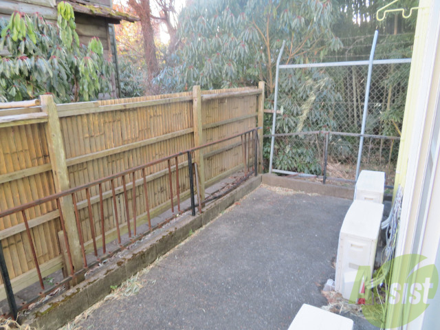 バルコニー　バルコニー。洗濯物がはかどりそうな広さがありますよ。