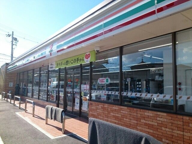 コンビニ　セブンイレブン様（コンビニ）まで800m