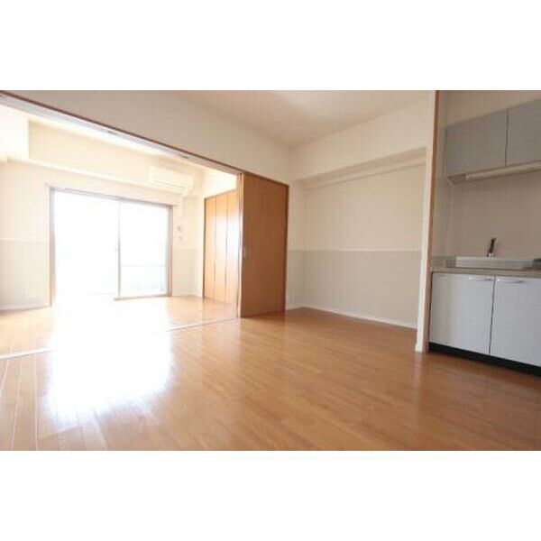 居室・リビング　こちらの居間で趣味の時間をお楽しみください