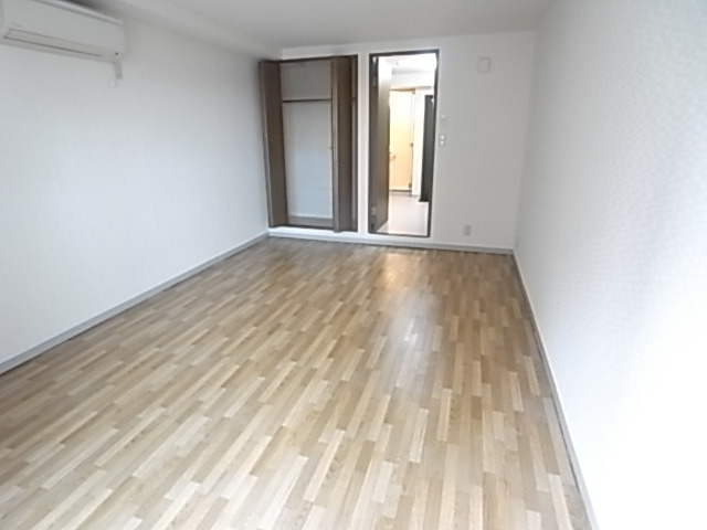 居室・リビング　広い洋室