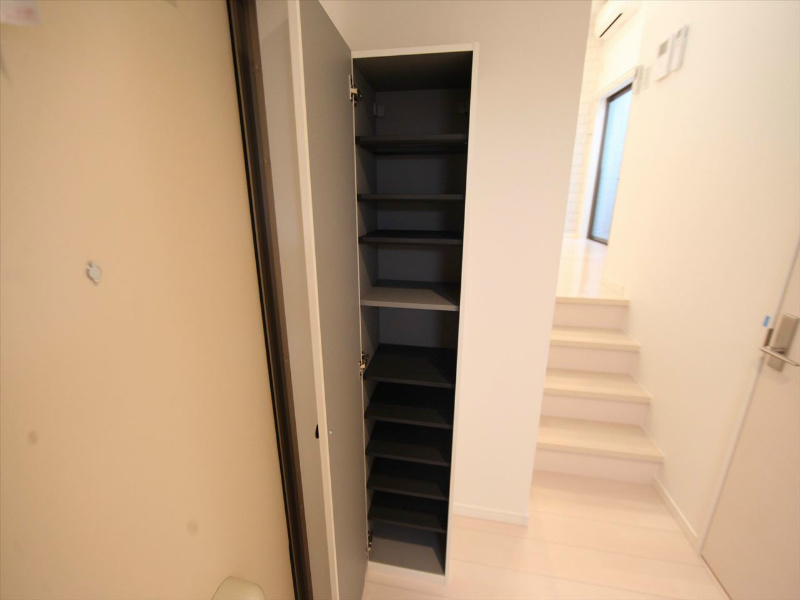 玄関　玄関　シューズボックス付（収納充実してます）