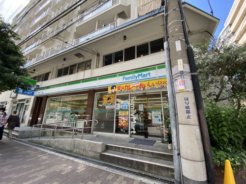 コンビニ　ファミリーマート（コンビニ）まで80m