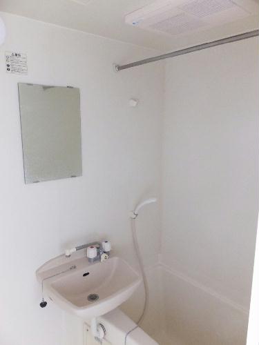 バス・シャワールーム　浴室換気乾燥機能付きです。