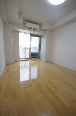 居室・リビング　落ち着いた色合いの床材を使用した居住空間です。