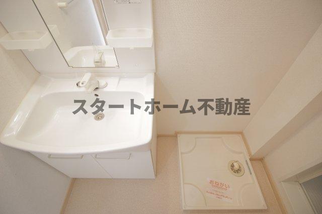 洗面設備　明るい洗面所です