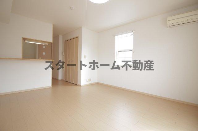 その他部屋・スペース　落ち着いた色調の寝室です