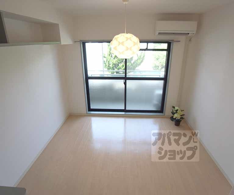 居室・リビング　綺麗に改装済み。