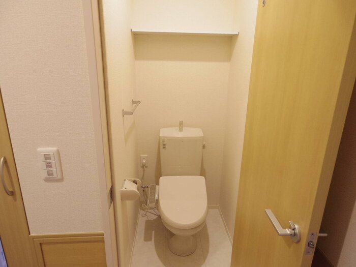 トイレ　もちろん温水洗浄暖房便座です