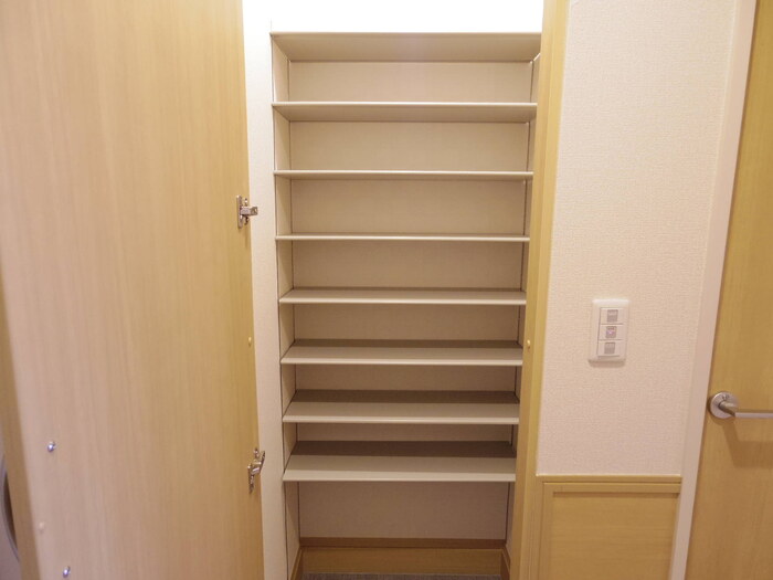 玄関　シューズクローク（姿見鏡付）