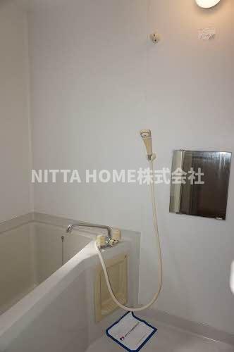 バス・シャワールーム　小窓付きの浴室になります＊