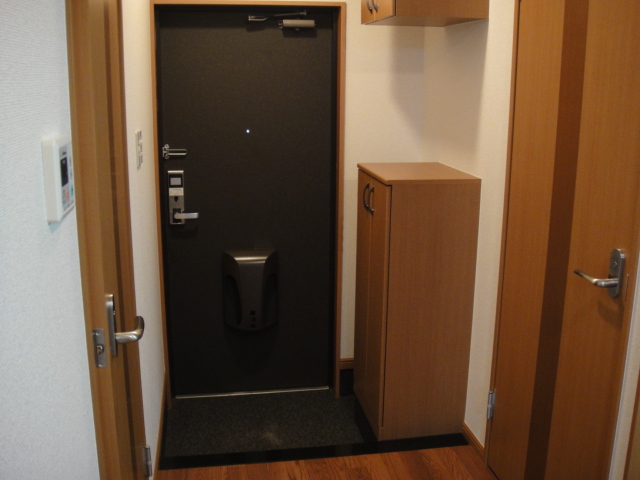 玄関　玄関(人感センサーライト)