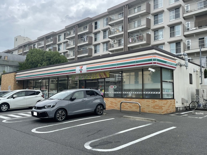 コンビニ　セブンイレブン（コンビニ）まで215m