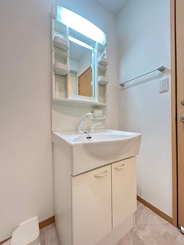 洗面設備　清潔感のある独立洗面台で、毎日の支度も快適に。