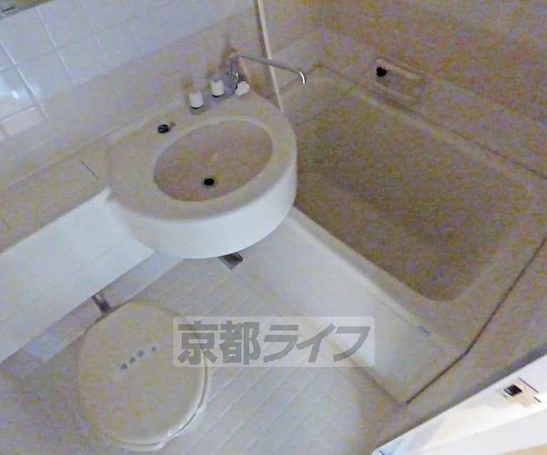 バス・シャワールーム　広々とした浴室です。