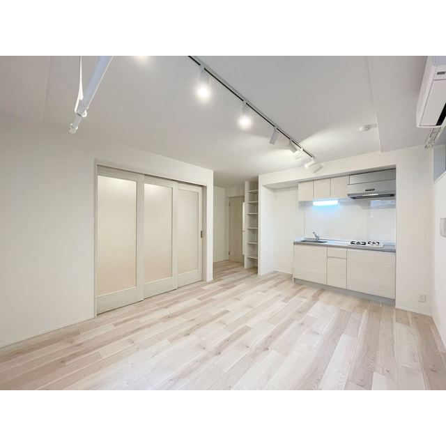 居室・リビング　建築中の為、今年完成した同じシリーズの別物件の写真です。