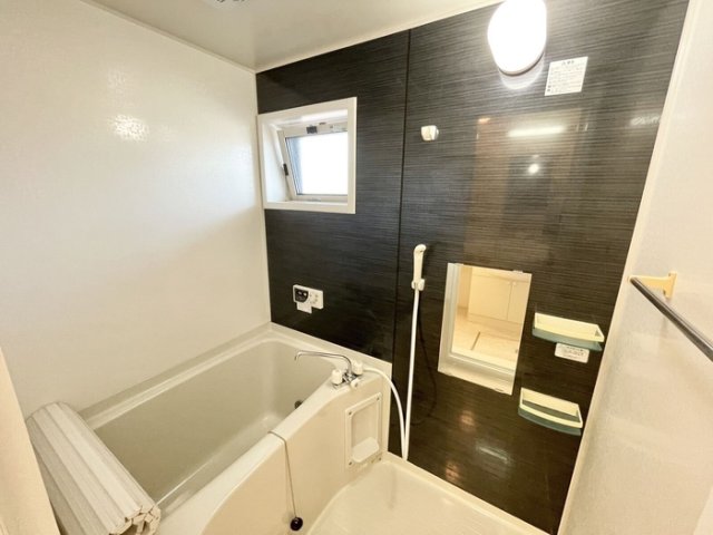 バス・シャワールーム　窓付き浴室