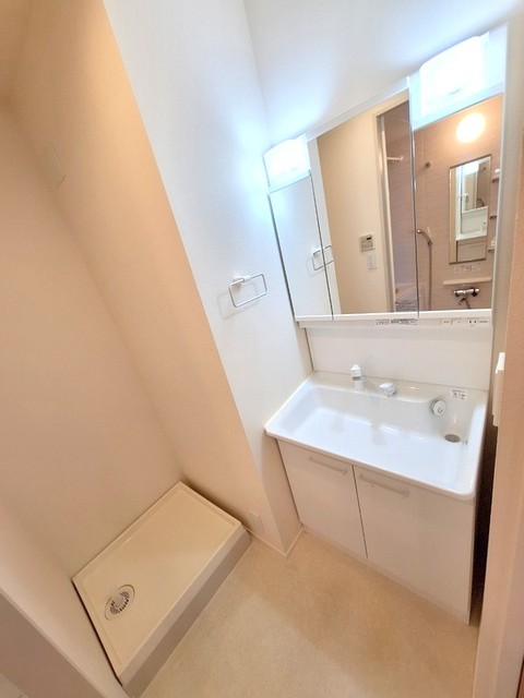 洗面設備　★3面鏡のシャンプードレッサー★室内洗濯機置き場★